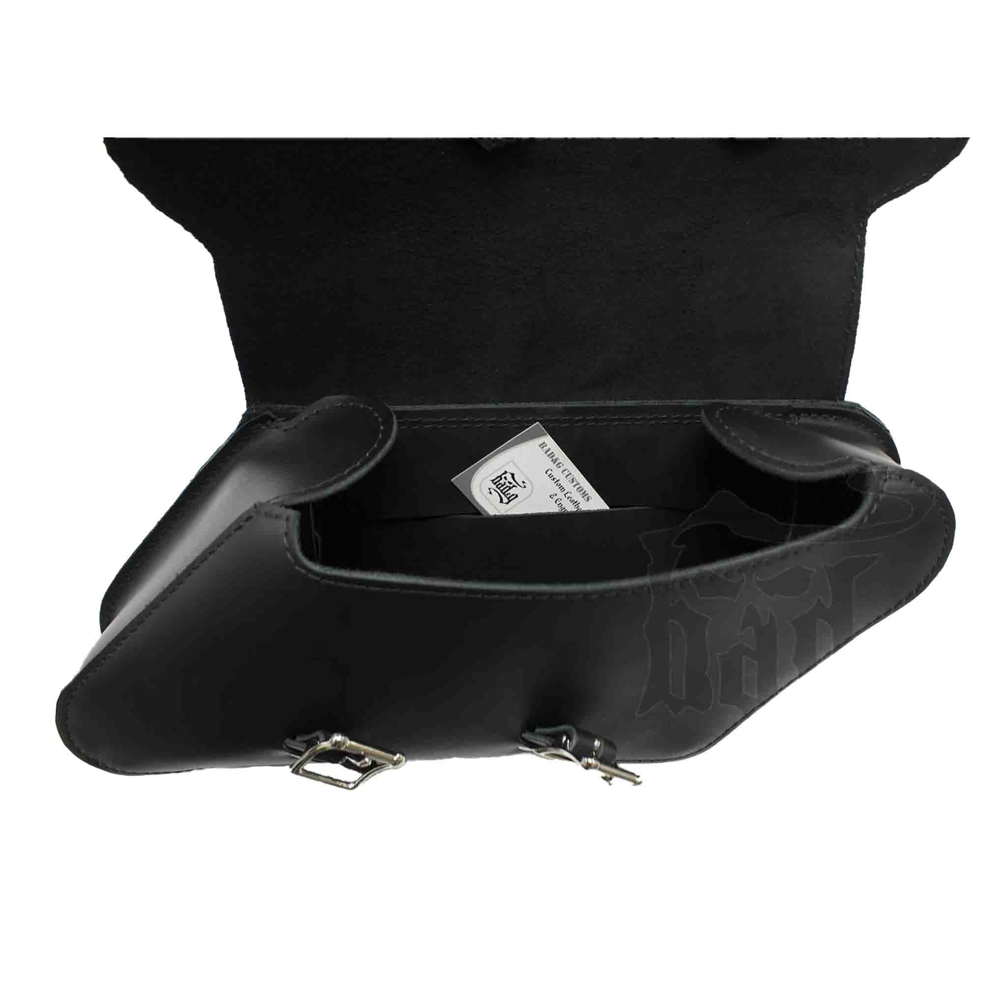 Upgrade your Harley-Davidson® Dyna with the DR04 Dyna Right Side Solo Bag. Hand crafted in USA with premium leather and top quality hardware. Durable and stylish, it's the perfect fit for your motorcycle.